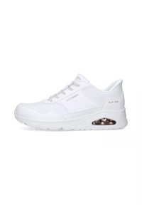 Sneakers bianche Skechers con design perforato, tomaia in sintetico liscio, suola imbottita e un'unità d'aria visibile nel tallone.