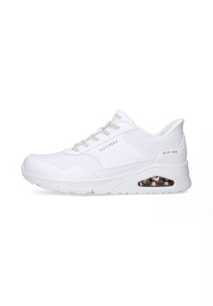 Sneakers bianche Skechers con design perforato, tomaia in sintetico liscio, suola imbottita e un'unità d'aria visibile nel tallone.