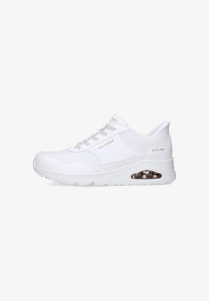 Baskets blanches Skechers avec un design perforé, une tige en synthétique lisse, une semelle rembourrée et une unité d'air visible dans le talon.