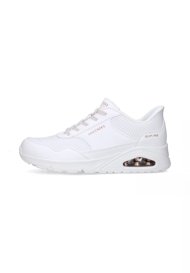 Sneakers bianche Skechers con design perforato, tomaia in sintetico liscio, suola imbottita e un'unità d'aria visibile nel tallone.