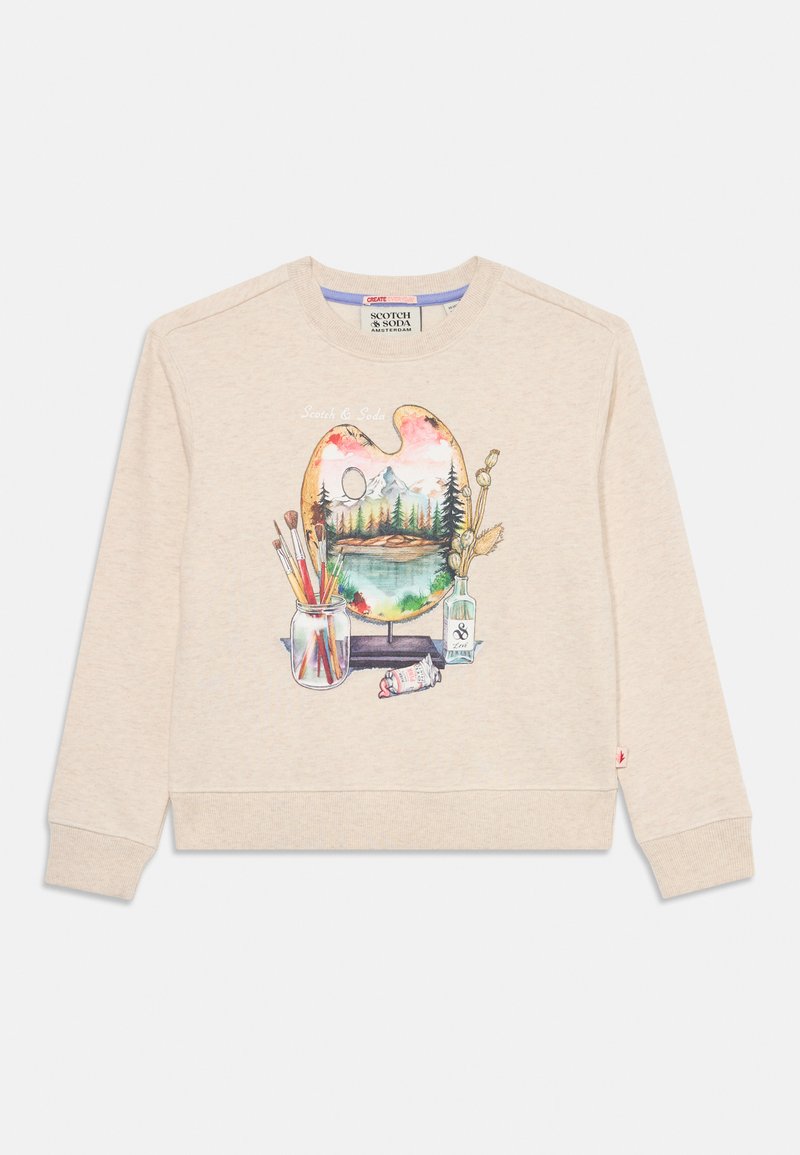 Beige Sweatshirt mit einem bedruckten Künstlerpalette, die eine Berglandschaft zeigt, Pinsel in einem Glas, eine Farbtube und getrocknete Blumen in einer Flasche.