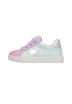 Sneaker basse con pannelli glitterati in rosa pastello, viola e azzurro chiaro, lacci lavanda, dettaglio stella bianca e suola bianca.