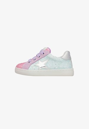 Sneaker basse con pannelli glitterati in rosa pastello, viola e azzurro chiaro, lacci lavanda, dettaglio stella bianca e suola bianca.