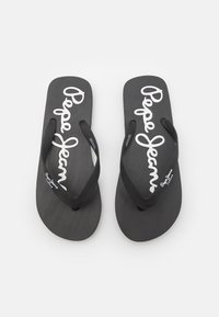 Čierne gumené šľapky s textúrovanou podrážkou. Na vnútornej strane majú biele logo "Pepe Jeans" a čierne remienky, ktoré zabezpečujú nohu.