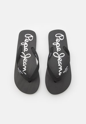 Musta kummipäksu flip-flop, millel on tekstuuriga tallad. Funktsiooniks valge "Pepe Jeans" logo jalapadjal ning mustad rihmad, mis hoiavad jalga paigal.