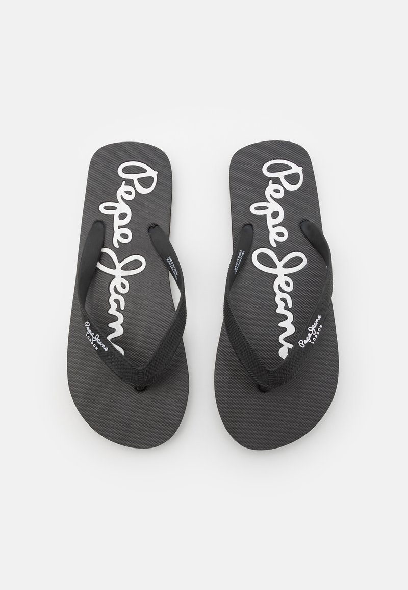 Čierne gumené šľapky s textúrovanou podrážkou. Na vnútornej strane majú biele logo "Pepe Jeans" a čierne remienky, ktoré zabezpečujú nohu.