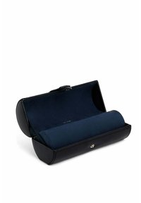 Custodia in pelle nera con superficie testurizzata, con un interno blu navy e un compartimento arrotolato bloccato da una chiusura metallica.