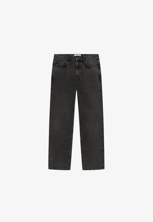 Jeans din denim negri cu un design drept, cinci buzunare și închidere cu nasture. Prezintă o textură ușor estompată și detalii de cusătură.