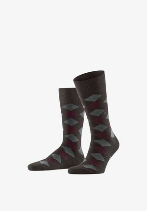 Braune Socken mit einem Rautenmuster in Bordeauxrot und Grau. Hergestellt aus einem strukturierten Strickmaterial, mit umgeschlagenen Bündchen und Logodetail.