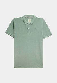 Polo de color verde claro hecho de una tela suave, con cuello clásico, tapeta de tres botones y un pequeño logo en el pecho.