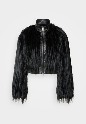 Μαύρο κοντό μπουφάν που συνδυάζει μακριά μανίκια από ψεύτικη γούνα με μαύρη δερμάτινη κολάρο και μπροστινό φερμουάρ, με υφή που θυμίζει τριχωτό.