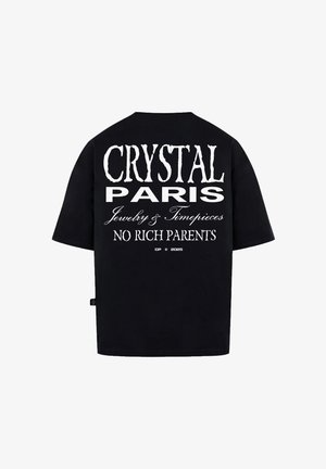 Czarna koszulka z krótkim rękawem z białym napisem z tyłu: "CRYSTAL PARIS Biżuteria i Zegarki Bez Bogatych Rodziców" z logo marki.