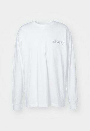 T-shirt blanc à manches longues en coton. Il présente un logo texturé gris sur la zone gauche de la poitrine. Col rond classique et coupe détendue.