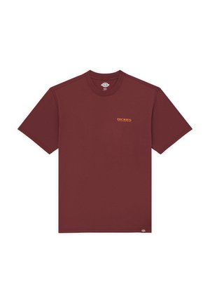 T-shirt in cotone bordeaux con maniche corte, colletto rotondo e piccolo logo arancione "DICKIES" sul petto. Texture liscia, design casual.