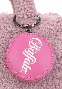Roze fuzzy handtas met een textuur. Bevat een ronde roze ritspouch met een wit logo, bevestigd met een metalen lus.