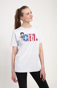 Camiseta blanca de algodón con un gráfico de un personaje de dibujos animados y "USA" en rojo, azul y blanco; mangas cortas, cuello redondo.