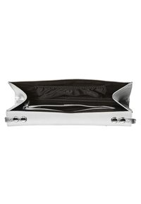 Silberne Clutch aus metallischem Material mit einem Innenfutter aus schwarzem Stoff, ausgestattet mit einer Reißverschlusstasche und einem elastischen Fach zur Organisation.