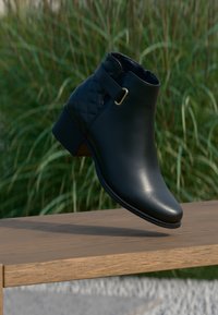 Botins - black