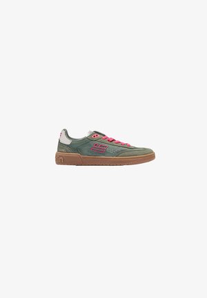 Green low-top sneaker with pink laces and logo, gum sole, white heel tab, made of mesh and suede materials.