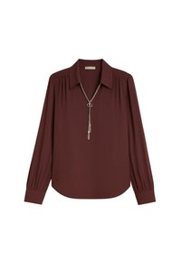 Blusa bordeaux a maniche lunghe con colletto a punta e polsini plissettati, caratterizzata da una collana decorativa in argento con un pendente circolare.