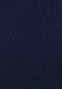 Tessuto a coste di colore blu navy con una superficie texture, che mostra un motivo uniforme e uno spessore medio, adatto per varie applicazioni di abbigliamento.