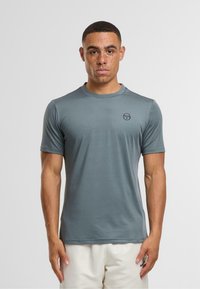 Grå kortærmet t-shirt lavet af glat, let stof med rund halsudskæring og lille logo på brystet.