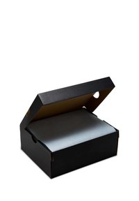 Boîte à chaussures noire avec couvercle partiellement ouvert, montrant du papier de soie gris clair à l'intérieur, isolée sur fond blanc.