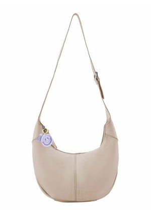 Beige Leder Schultertasche mit einer geschwungenen, weichen Form. Mit einem dekorativen lila Quasten und einem Anhänger am Reißverschluss. Verstellbarer Trageriemen.