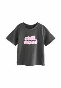 Szürke pamut póló, kényelmes szabású, rövid ujjú, kerek nyakkivágással. A "chill mood" felirat szerepel rajta vastag rózsaszín betűkkel.