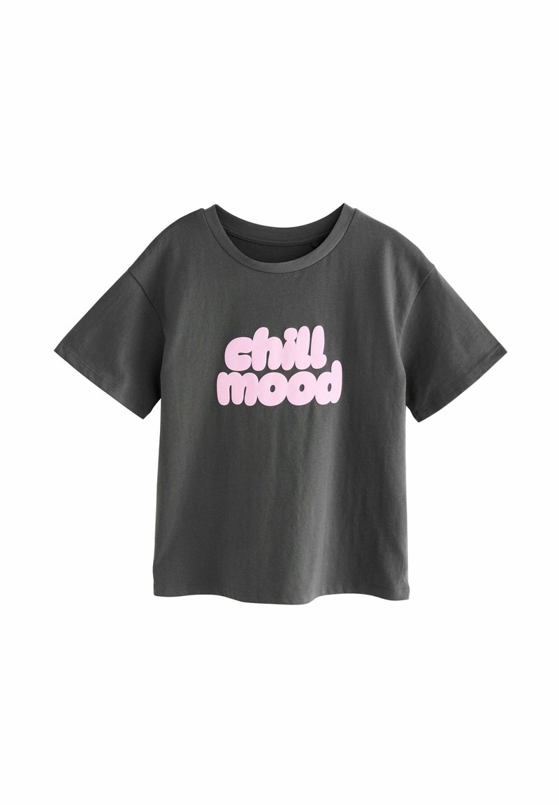 Szürke pamut póló, kényelmes szabású, rövid ujjú, kerek nyakkivágással. A "chill mood" felirat szerepel rajta vastag rózsaszín betűkkel.