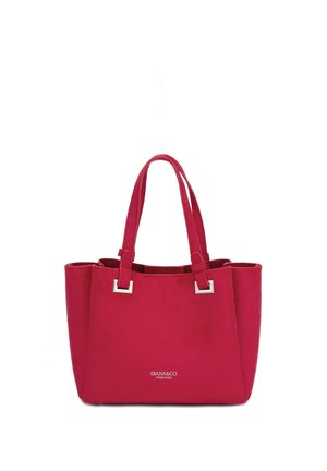 Rode Diana&Co Firenze tote bag met dubbele hengsels en zilverkleurige rechthoekige hardware-accenten op een witte achtergrond.