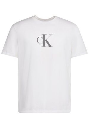 Biele tričko s krátkym rukávom, okrúhlym výstrihom a čiernym logom „cK“ umiestneným v strede na hrudi.