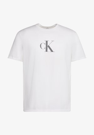 Valge lühikeste varrukatega T-särk ümar kaelusega, millel on must "cK" logo rinna keskosas.