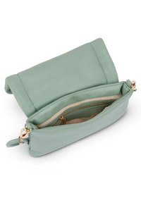 Clutch bag in pelle verde menta con una texture liscia, dotata di una tasca con zip all'interno e dettagli in metallo dorato. Design aperto, senza chiusura visibile.