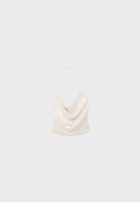 Top halter blanc en sequins avec encolure drapée et fines bretelles sur fond gris clair.