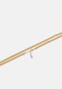 Colar de corrente em metal banhado a ouro, com duas estradas ligadas, fecho tipo lagosta e extensor de corrente ajustável. Textura suave.