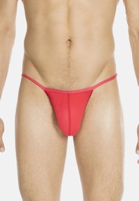 Roter Slip-Badeanzug im Tanga-Stil aus dehnbarem Material, mit dünnen Seitenbändern und nahtlosem Frontdesign.