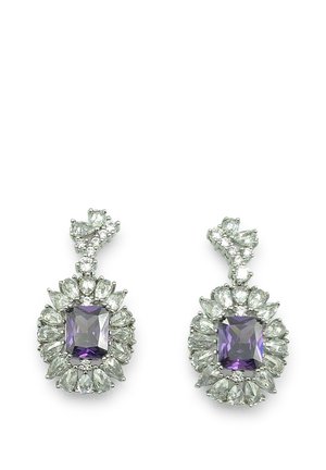 Boucles d'oreilles pendantes avec pierres précieuses carrées violettes au centre, entourées de cristaux clairs en forme de goutte et ronds dans un sertissage argenté.