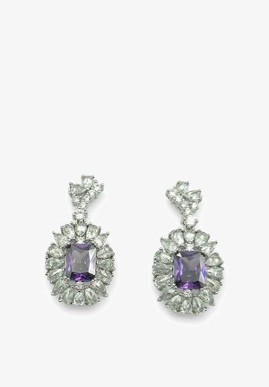 Orecchini pendenti con gemme quadrate viola al centro, circondate da cristalli chiari a forma di goccia e rotondi in una montatura argento.