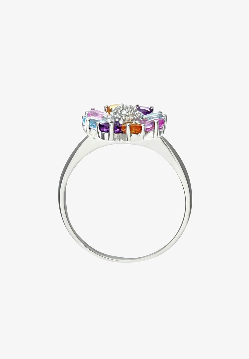 Strieborný prsteň so vzorom kvetu, ozdobený farebnými drahokamami vrátane ružovej, fialovej a oranžovej, v strede s hromadou malých bielych kameňov.