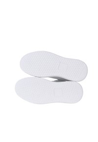 Weiße Sneaker-Sohlen mit einem strukturierten Muster, das eine glatte Oberfläche und eine leichte Krümmung zeigt. Minimalistisches Design ohne sichtbare Logos.