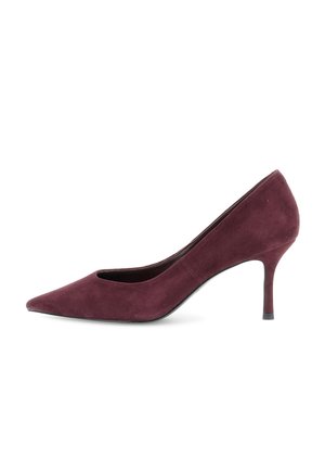 Pump a punta in suede bordeaux con tacco stiletto sottile di 7 cm su sfondo bianco.