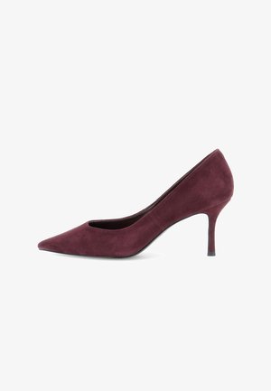 Escarpin en suédine bordeaux à bout pointu avec un talon stiletto fin de 7 cm sur fond blanc.