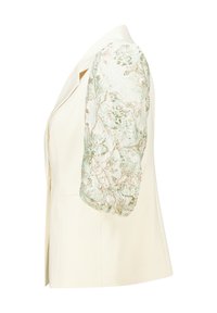 Witte blazer met een gestructureerd ontwerp en driekwartmouwen, voorzien van een doorzichtige, textuurrijke mintgroene stof met bloemmotieven.