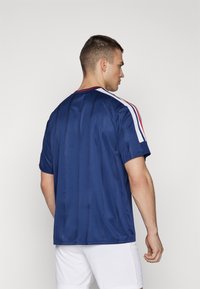 adidas Sportswear HOUSE OF TIRO NATIONS PACK - Apdrukāts T-krekls - team navy blue/white/better scarlet
