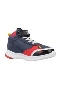 Scarpa sportiva alta con tomaia blu, accenti rossi, tab sul tallone giallo, lacci bianchi e suola nera. Dotata di una fascia in velcro.