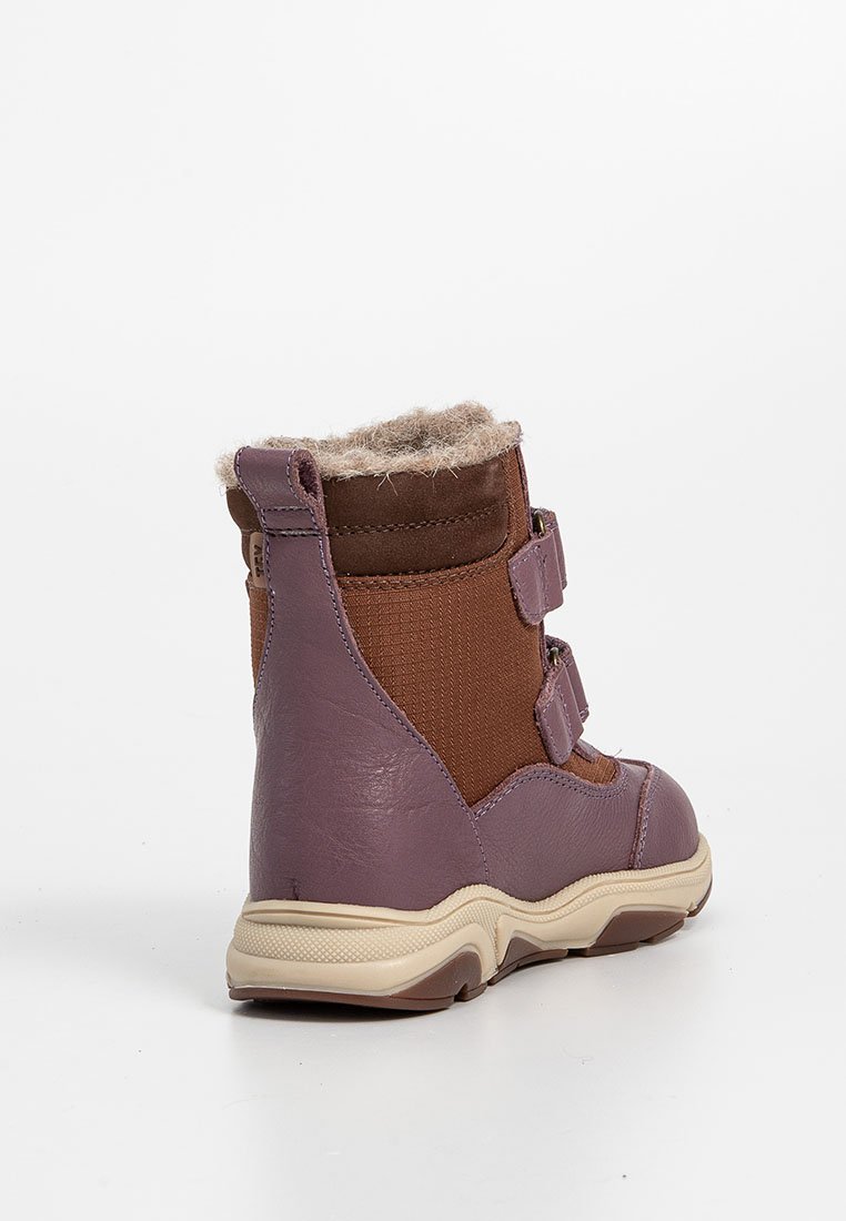 Brauner und lila Winterstiefel mit einer strukturierten Lederoberfläche, einem Samtfutter und zwei verstellbaren Klettverschlüssen. Verfügt über eine robuste Gummisohle.
