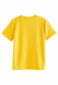 Gul kortærmet t-shirt, set bagfra, lavet af tekstureret stof med rund hals. Sømløst design uden synlige logoer eller detaljer.