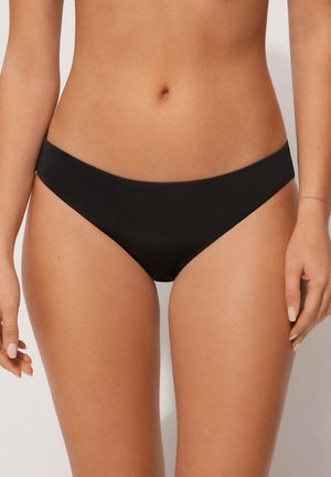 Schwarze Bikinihose aus glattem Stoff, mit niedrigem Schnitt und moderater Bedeckung. Keine Muster oder zusätzliche Beschläge sichtbar.