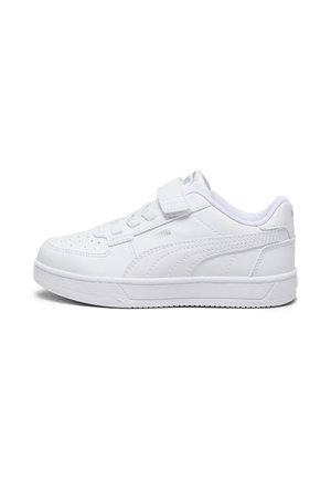 Hvid lav sneakers med snørebånd og velcrolukning, med syning i designet og en tyk gummisål.